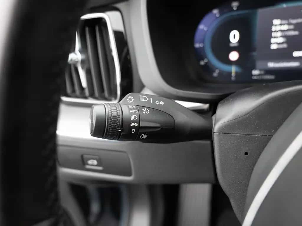 Volvo XC60 B4 Core aus 1.Hand KAMERA NAVI FACEL. LED 05/2023-photo-21