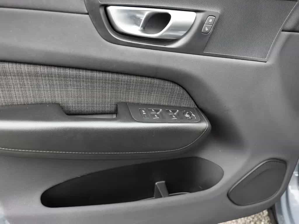 Volvo XC60 B4 Core aus 1.Hand KAMERA NAVI FACEL. LED 05/2023-photo-24