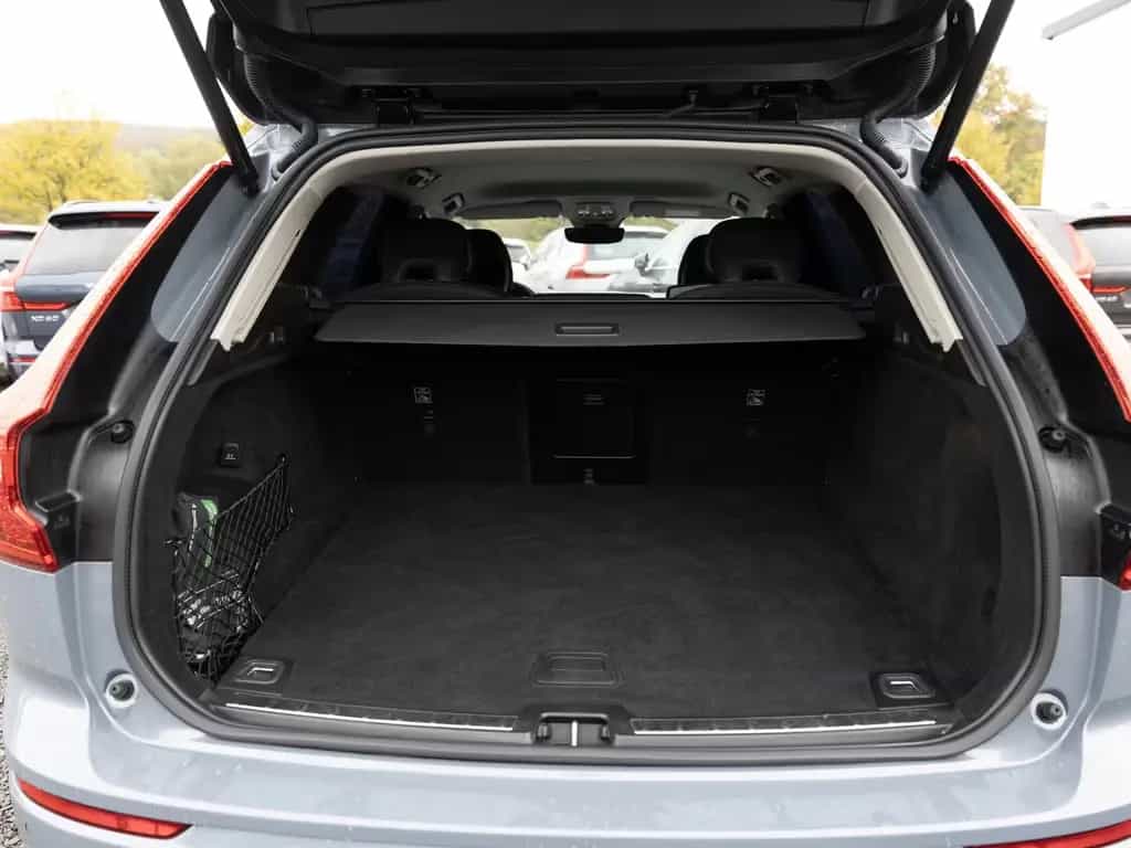Volvo XC60 B4 Core aus 1.Hand KAMERA NAVI FACEL. LED 05/2023-photo-8
