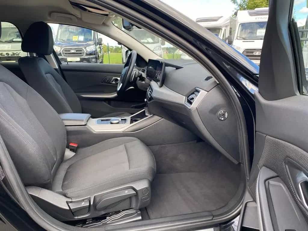 BMW 3 Series 318 d TOURING AUTOMATIK NAVI+KAMERA+SHZ+TEMPOMAT 07/2023-photo-25