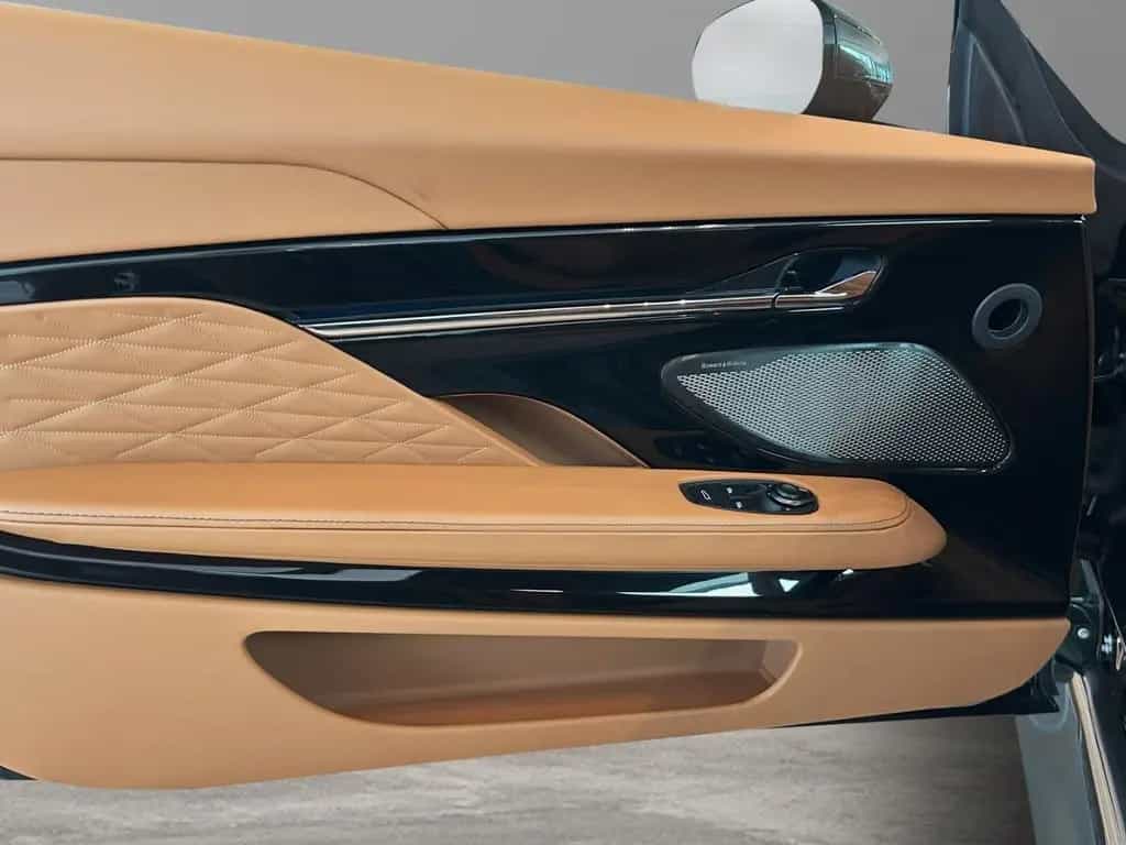 Aston Martin DB12 Minotaur Green Oxford Tan Bowers & Wilkins 08/2024-photo-17
