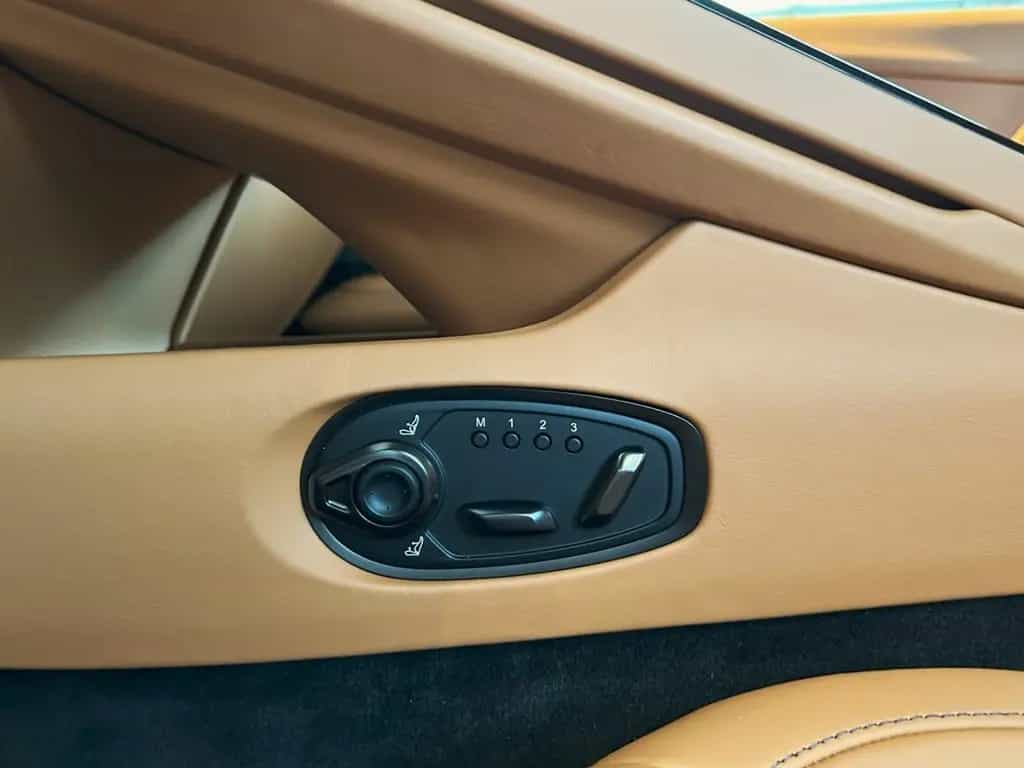 Aston Martin DB12 Minotaur Green Oxford Tan Bowers & Wilkins 08/2024-photo-21