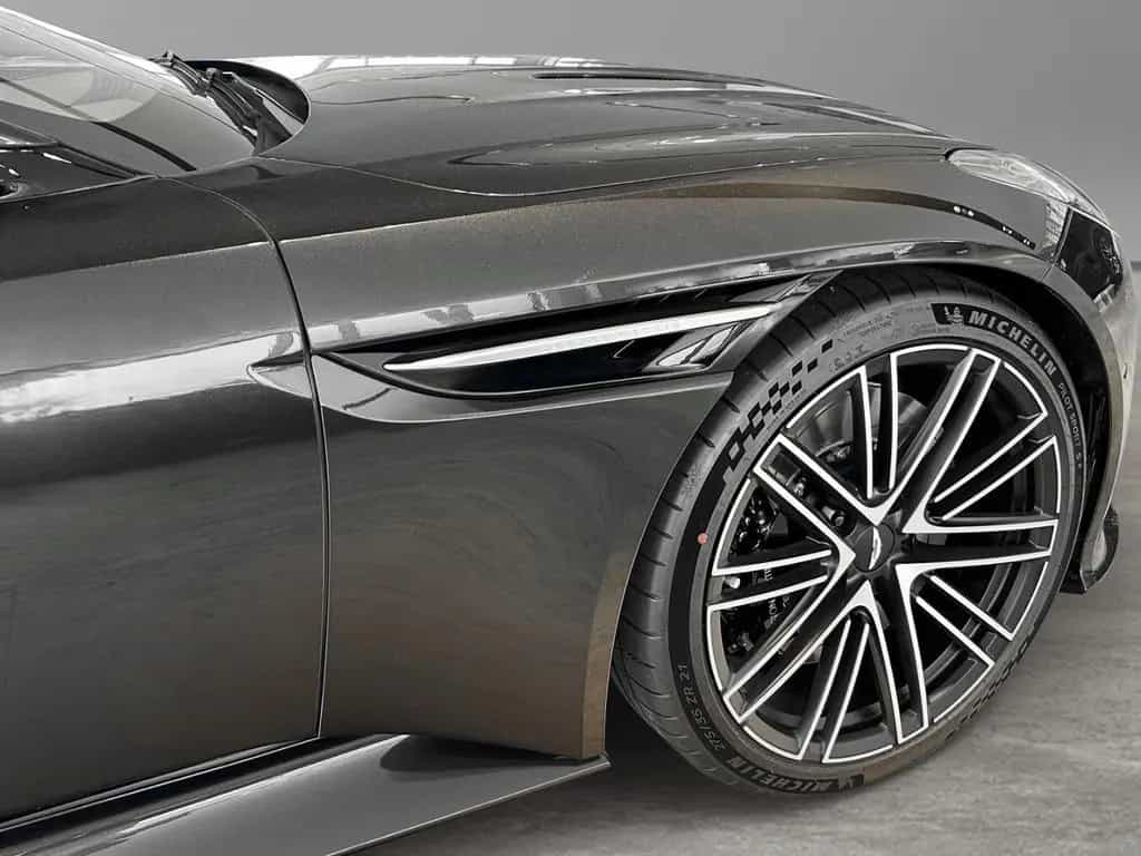 Aston Martin DB12 Minotaur Green Oxford Tan Bowers & Wilkins 08/2024-photo-5
