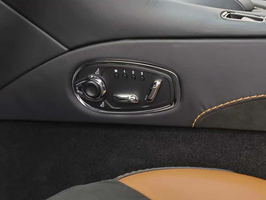 Aston Martin DBS 05/2022-photo-24