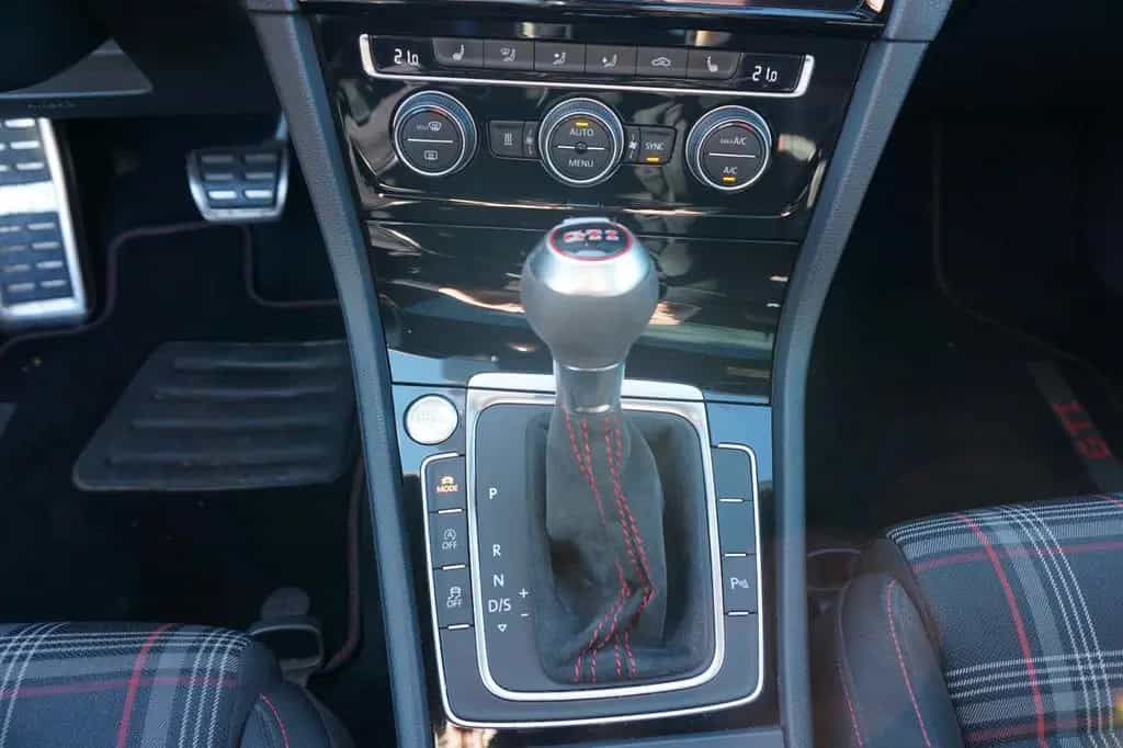 Volkswagen Golf 2.0 TSI DSG GTI 04/2017-photo-11