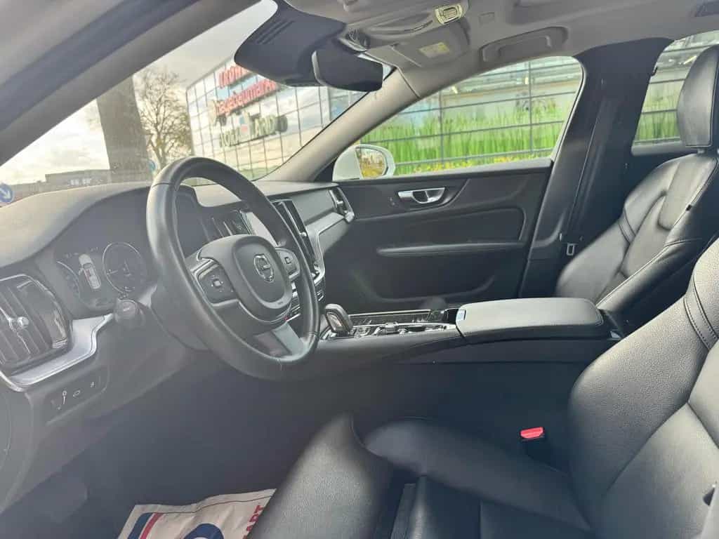 Volvo V60 Kombi Pro Plug-In Hybrid AWD Pano/RFK/Standh 08/2020-photo-4