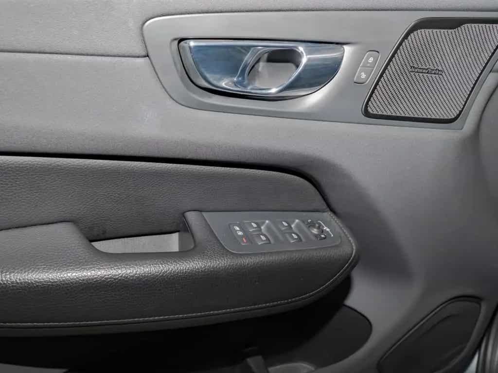 Volvo XC 60 T4 2WD Momentum Pro H/K NAVI W-LAN ACC LED 05/2020-photo-4
