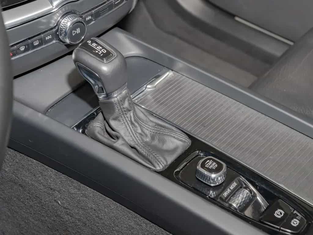 Volvo XC 60 T4 2WD Momentum Pro H/K NAVI W-LAN ACC LED 05/2020-photo-6