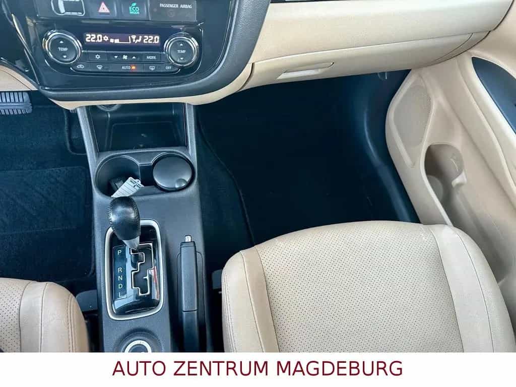 Mitsubishi Outlander Top 4WD AUTOM*SD*KAMERA*7SITZER 09/2016-photo-17