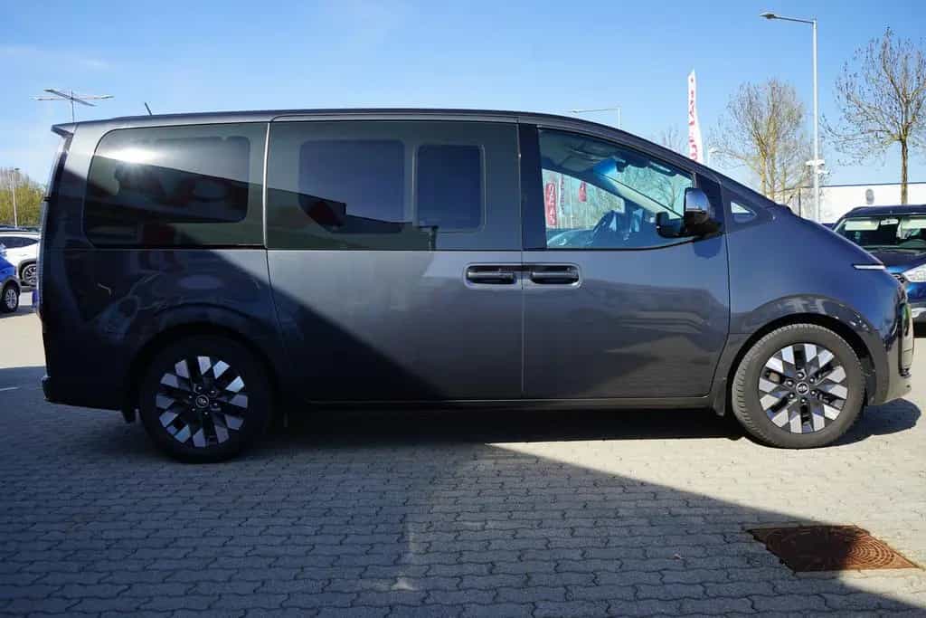 Hyundai STARIA 2.2 CRDi Signature DCT 4WD LED 360° Bose 05/2022-photo-2