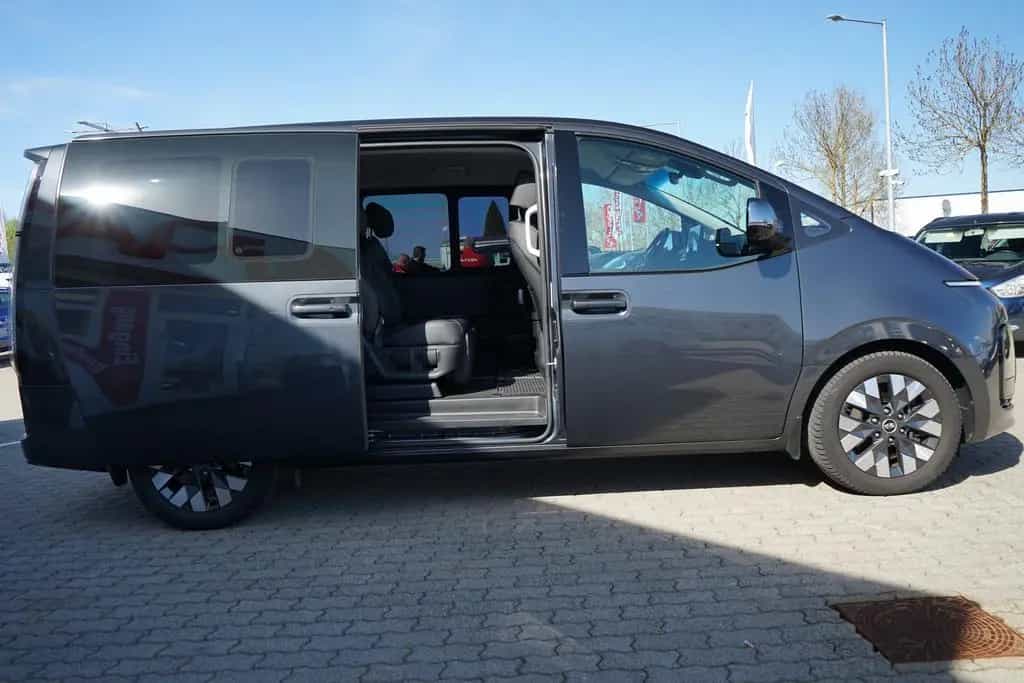 Hyundai STARIA 2.2 CRDi Signature DCT 4WD LED 360° Bose 05/2022-photo-27