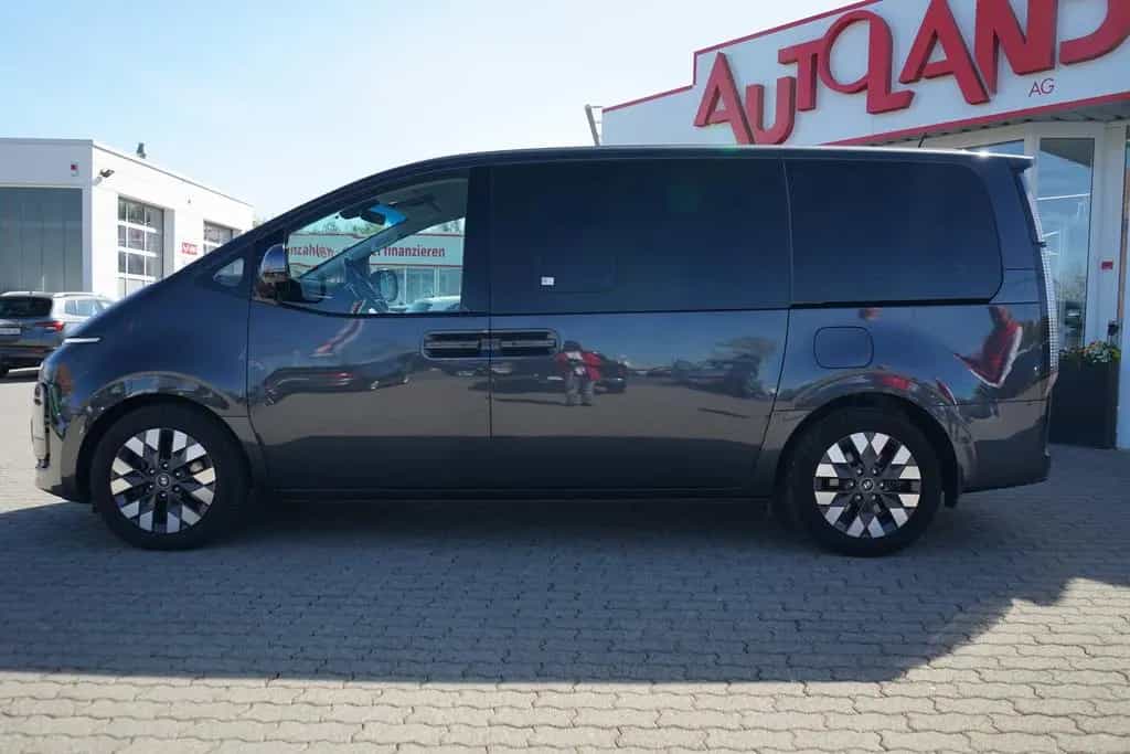 Hyundai STARIA 2.2 CRDi Signature DCT 4WD LED 360° Bose 05/2022-photo-3