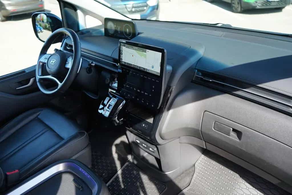 Hyundai STARIA 2.2 CRDi Signature DCT 4WD LED 360° Bose 05/2022-photo-4