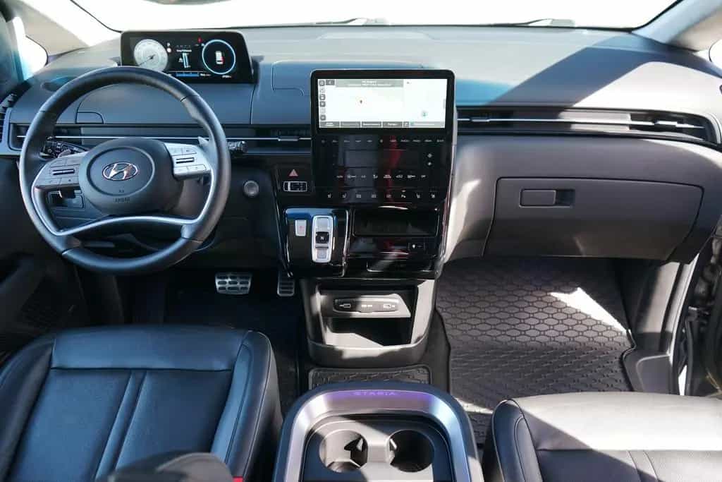 Hyundai STARIA 2.2 CRDi Signature DCT 4WD LED 360° Bose 05/2022-photo-5