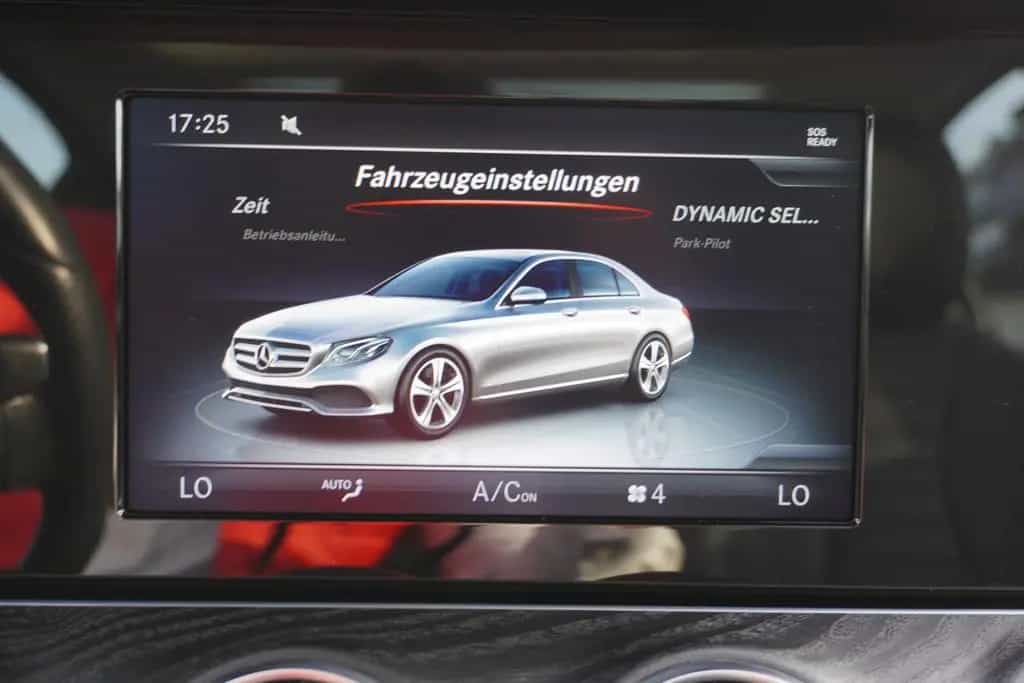 Mercedes-Benz E 300 E300 9G-Tronic LED Navi Schiebedach Leder AHK 06/2017-photo-23