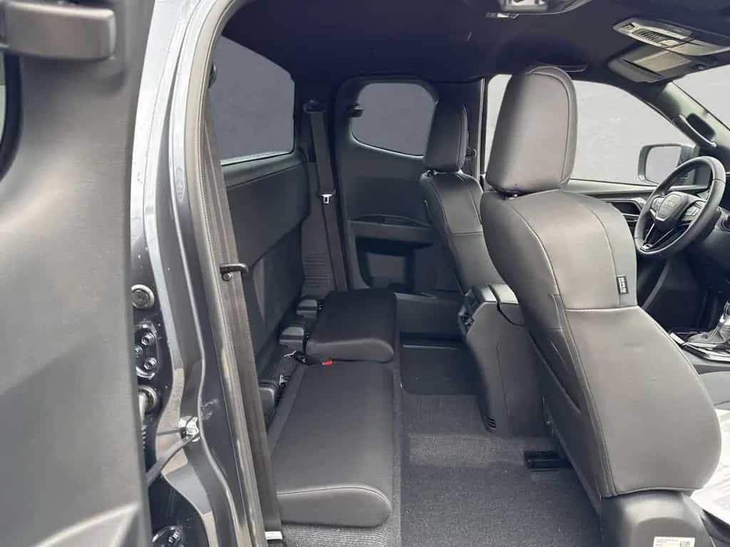 Isuzu D-Max Space Cab 4WD Autm. V-Cross am Lager 03/2026-photo-4