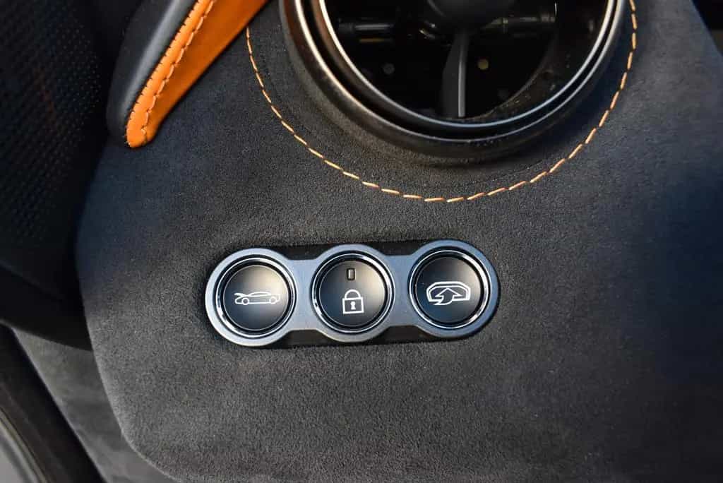 McLaren 720S 10/2017-photo-15
