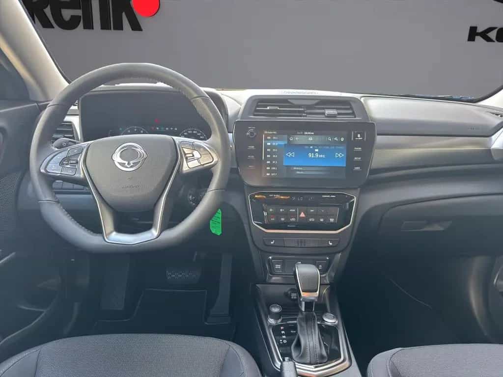 KGM Tivoli Essential 1.5 2WD *SHZ/RFK/APP/PDC* null-photo-10