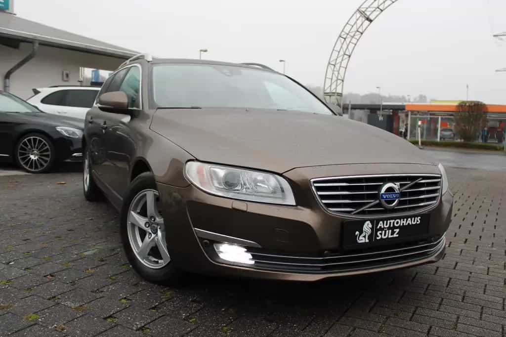 Volvo V70 Kombi D4 Inscription/Auto./Leder/Navi/AHK 01/2016-photo-0