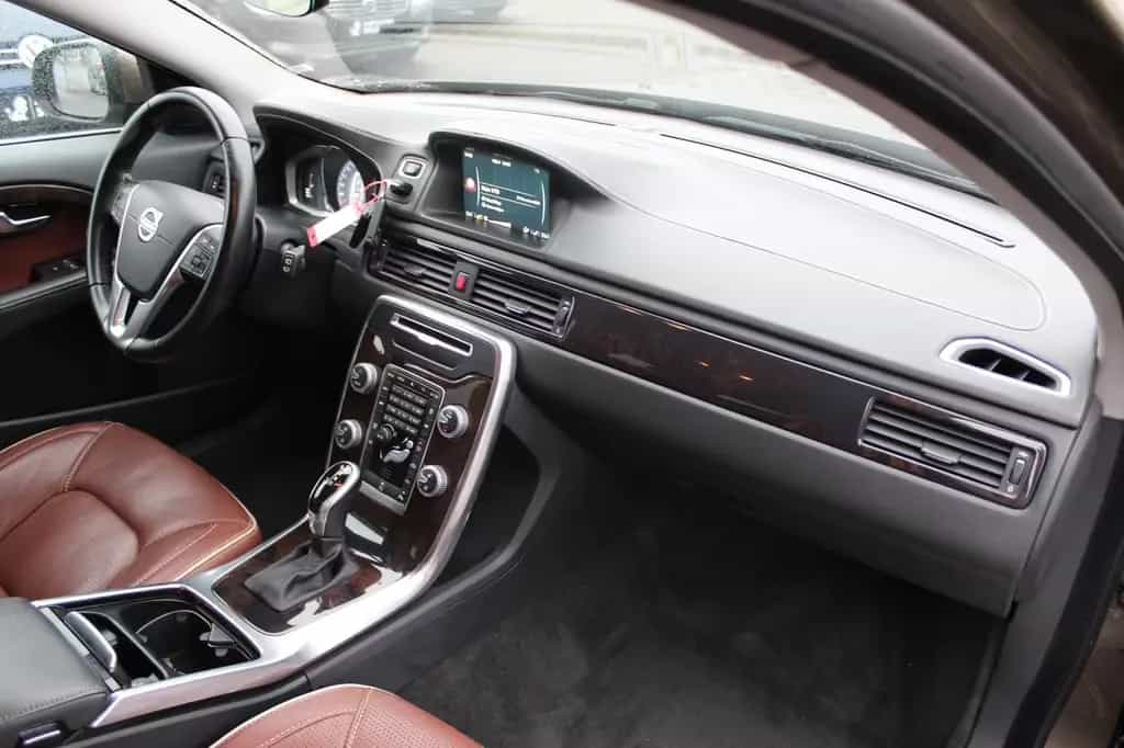 Volvo V70 Kombi D4 Inscription/Auto./Leder/Navi/AHK 01/2016-photo-24