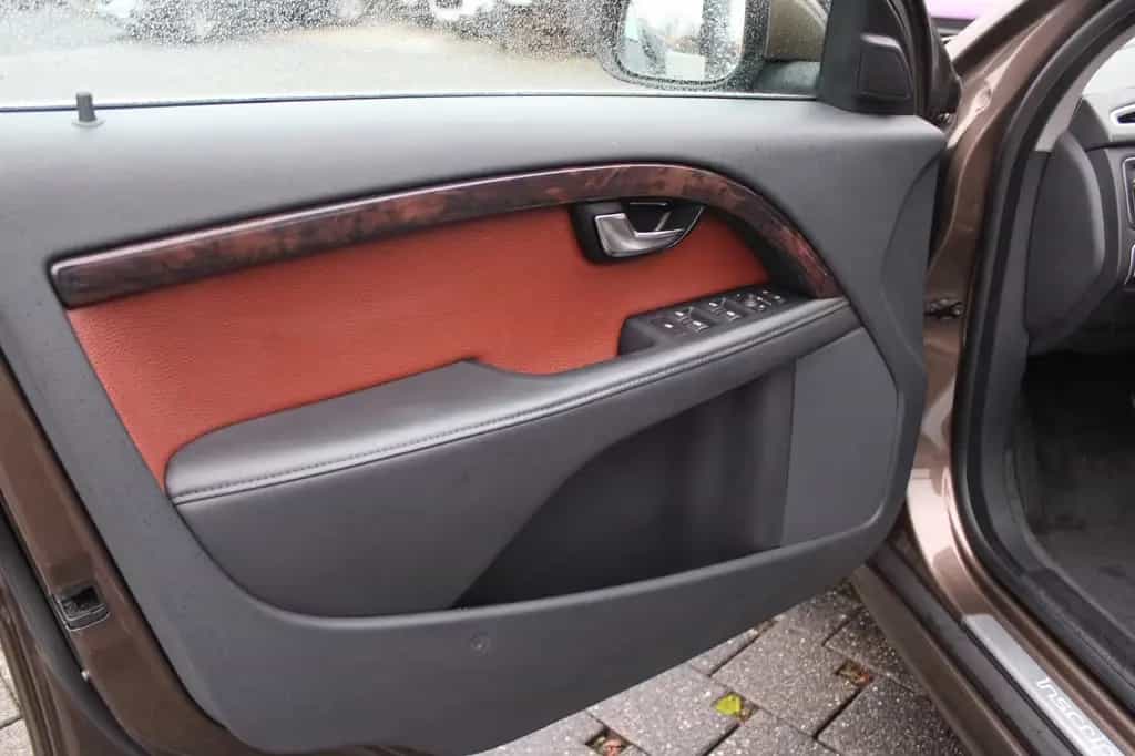 Volvo V70 Kombi D4 Inscription/Auto./Leder/Navi/AHK 01/2016-photo-29