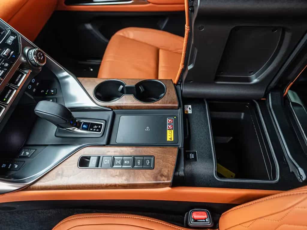 Lexus LX 600 Ultra LUXURY*ARMORED B6*4 Seats*TV null-photo-22