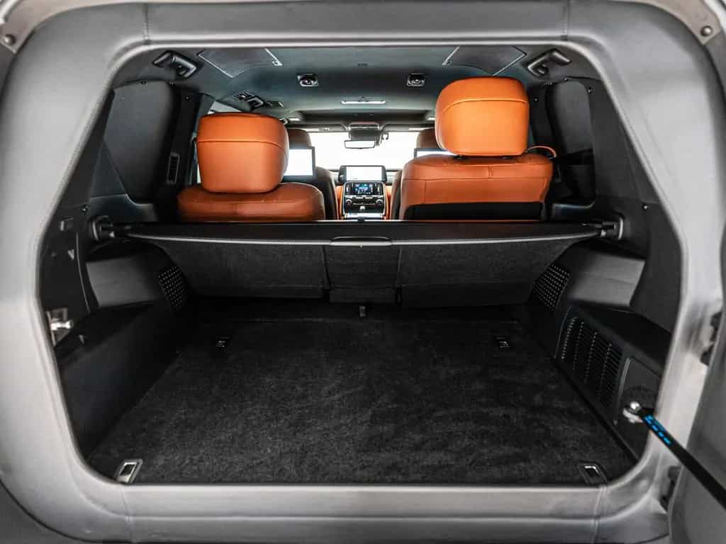 Lexus LX 600 Ultra LUXURY*ARMORED B6*4 Seats*TV null-photo-39