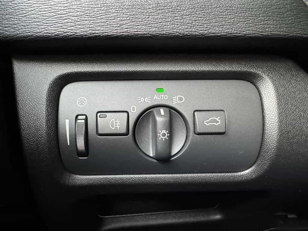 Volvo V40 T3 Geartronic R Design LED ALU 11/2018-photo-17