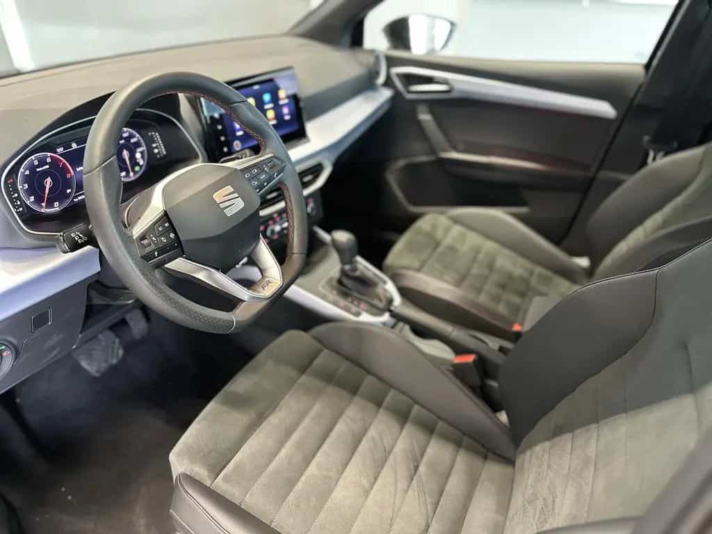 Seat Arona 1,5TSI DSG FR 18´´AHK Alcant. Full LED NAV 05/2025-photo-4