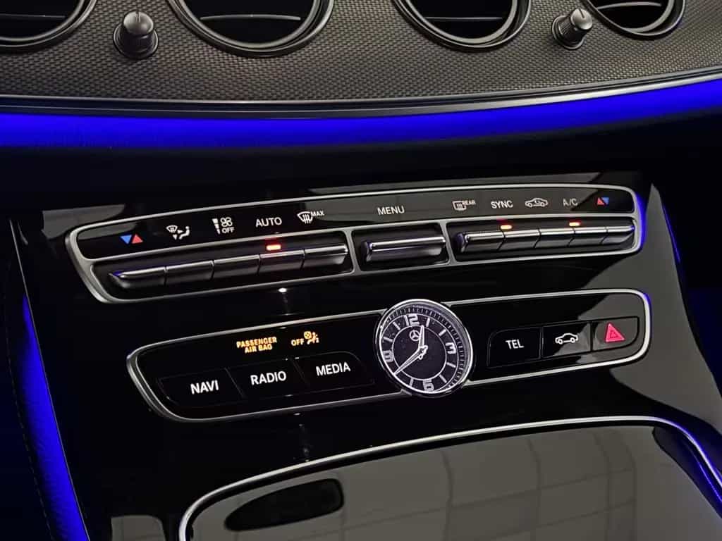 Mercedes-Benz E 220 CDI Exclusive AHK Kamera LED Navi 09/2017-photo-17