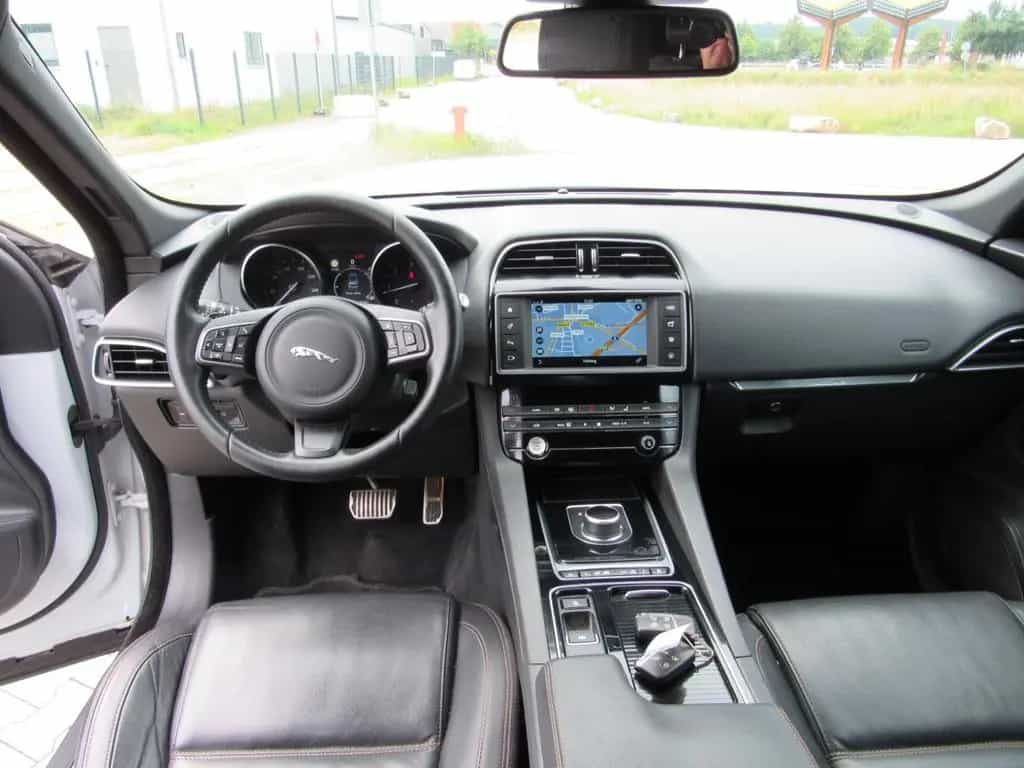 Jaguar F-Pace 30d Prestige AWD, AHK, XENON, NAVI 11/2016-photo-19