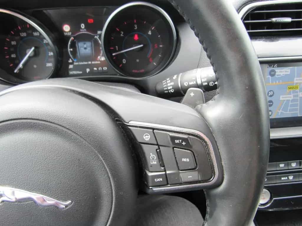 Jaguar F-Pace 30d Prestige AWD, AHK, XENON, NAVI 11/2016-photo-24