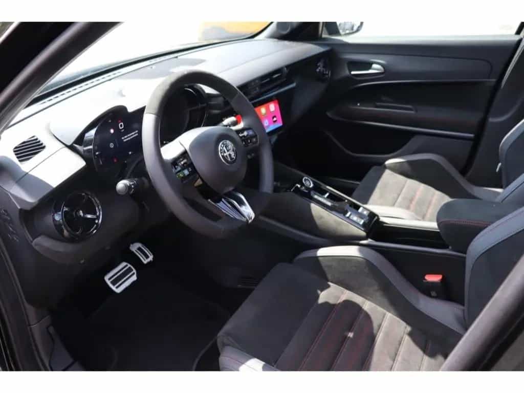 Alfa Romeo Junior IBRIDA Q4 1.2 VGT 145PS DCT6 SPORT SABELT 01/2026-photo-10