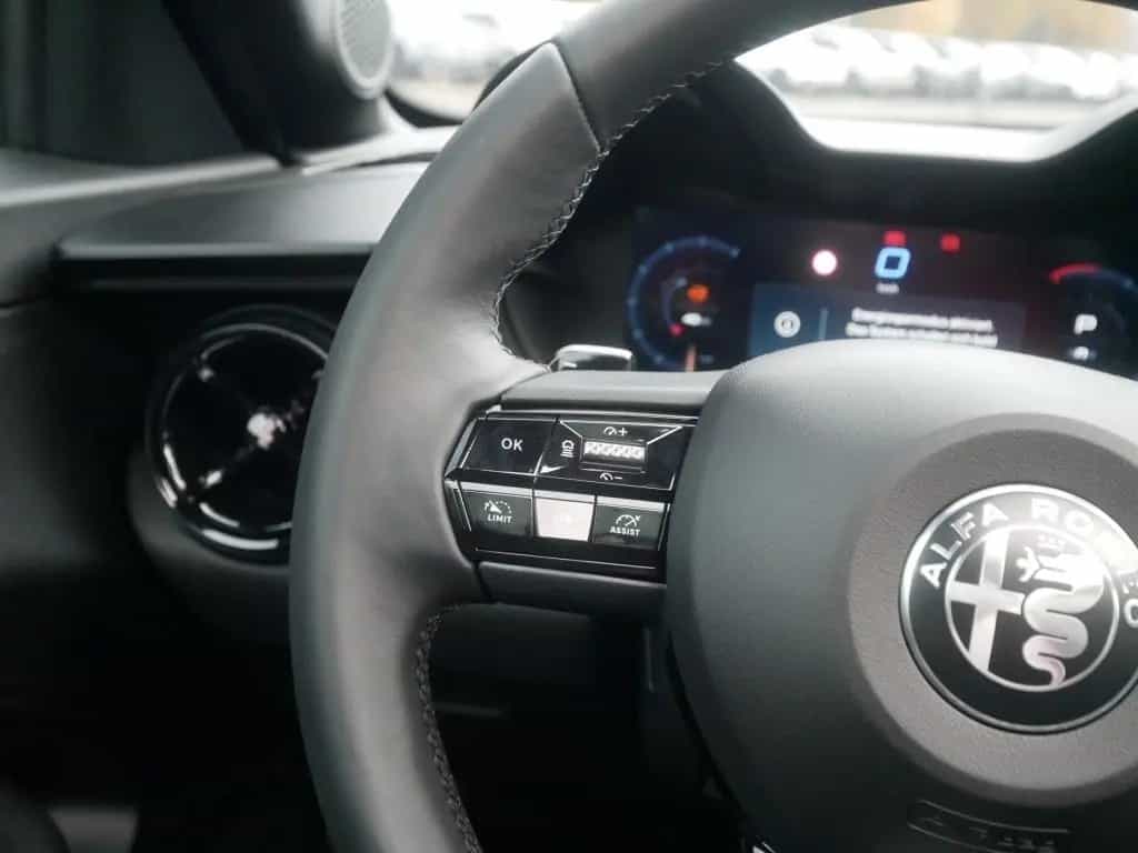 Alfa Romeo Junior IBRIDA Q4 1.2 VGT 145PS DCT6 SCHIEBEDACH 01/2026-photo-19
