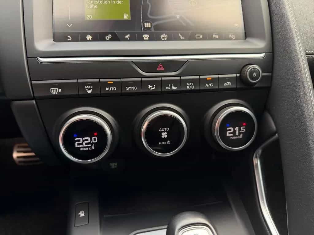 Jaguar E-Pace R-Dynamic SE AWD~LED~ACC~PANO 08/2018-photo-17