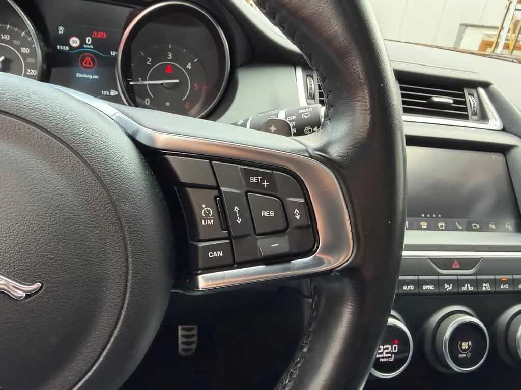 Jaguar E-Pace R-Dynamic SE AWD~LED~ACC~PANO 08/2018-photo-19