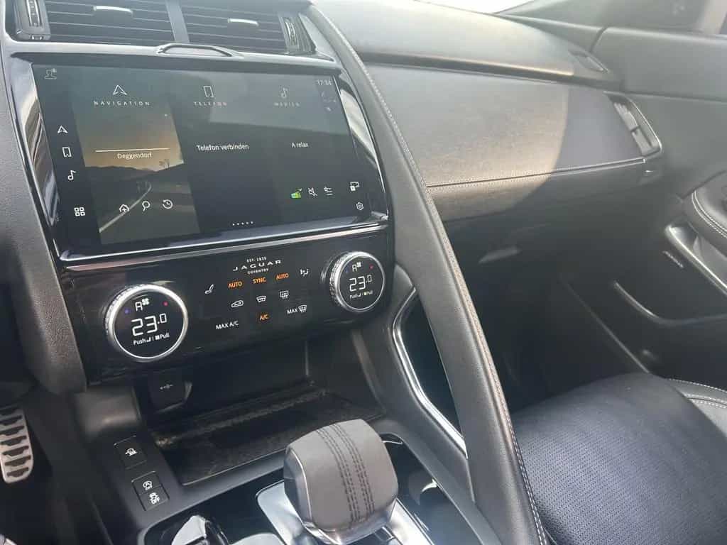 Jaguar E-Pace D200 R-Dynamic LED*ACC*KEYLESS*PANO*WinP* 03/2022-photo-13