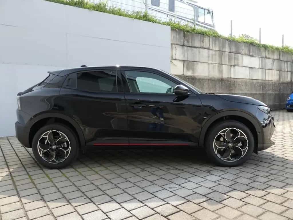 Alfa Romeo Junior IBRIDA Q4 1.2 VGT 145PS DCT6 SPORT SABELT 01/2026-photo-1