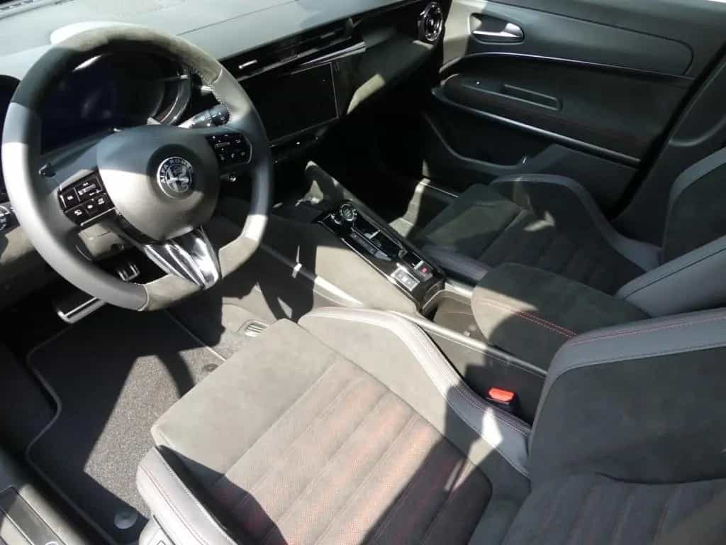 Alfa Romeo Junior IBRIDA Q4 1.2 VGT 145PS DCT6 SPORT SABELT 01/2026-photo-9