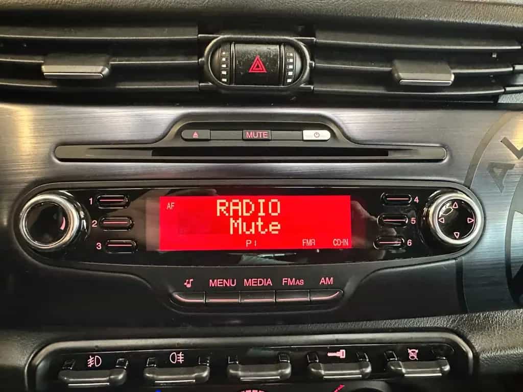 Alfa Romeo Giulietta Quadrifoglio Verde *Klima*Radio*PDC*BT 08/2011-photo-10