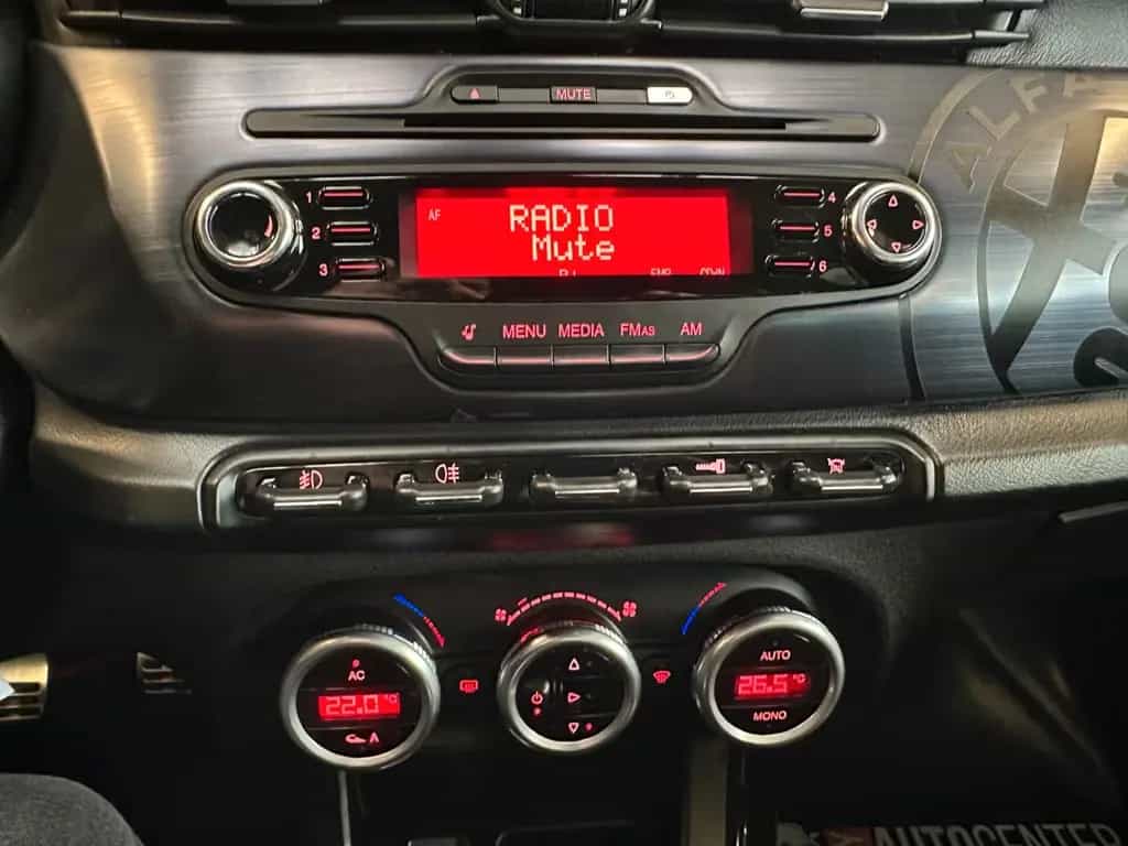 Alfa Romeo Giulietta Quadrifoglio Verde *Klima*Radio*PDC*BT 08/2011-photo-11