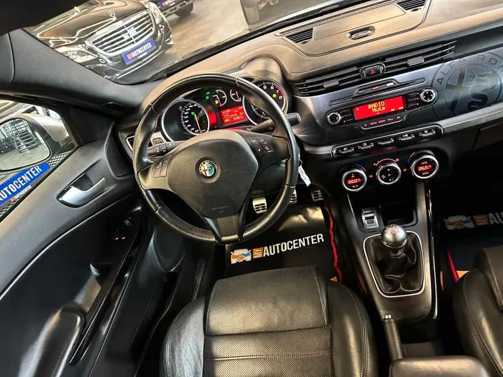 Alfa Romeo Giulietta Quadrifoglio Verde *Klima*Radio*PDC*BT 08/2011-photo-32