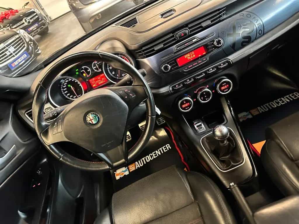 Alfa Romeo Giulietta Quadrifoglio Verde *Klima*Radio*PDC*BT 08/2011-photo-34