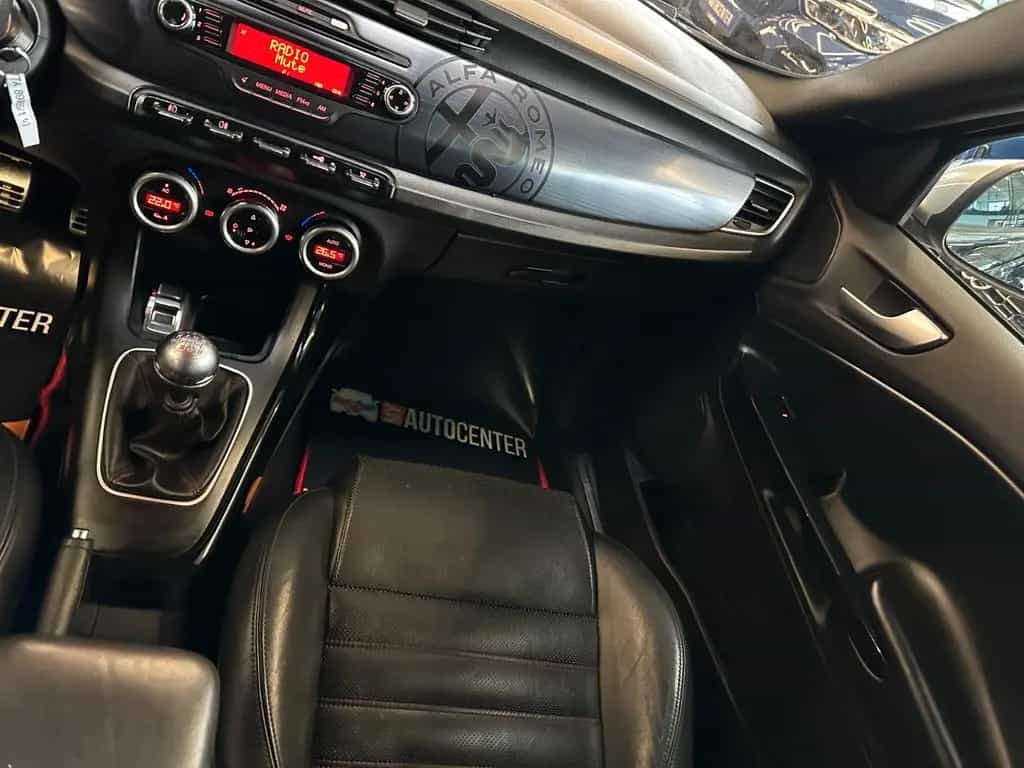 Alfa Romeo Giulietta Quadrifoglio Verde *Klima*Radio*PDC*BT 08/2011-photo-35