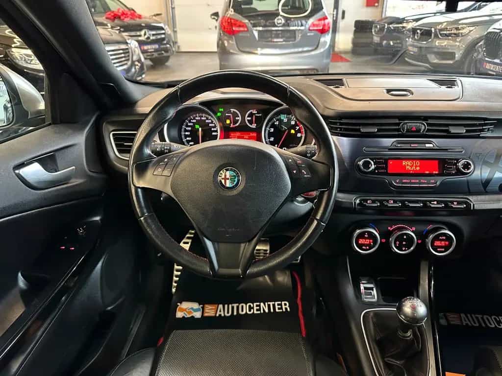 Alfa Romeo Giulietta Quadrifoglio Verde *Klima*Radio*PDC*BT 08/2011-photo-36