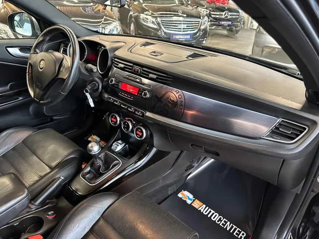 Alfa Romeo Giulietta Quadrifoglio Verde *Klima*Radio*PDC*BT 08/2011-photo-37