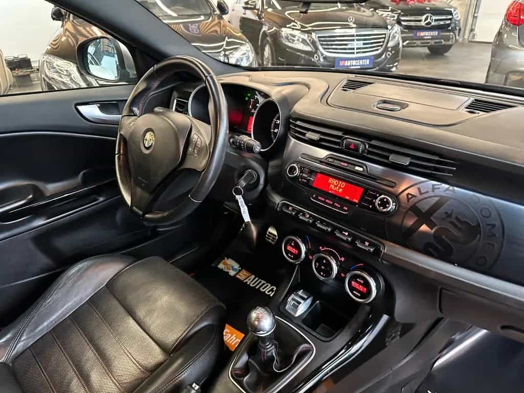 Alfa Romeo Giulietta Quadrifoglio Verde *Klima*Radio*PDC*BT 08/2011-photo-38