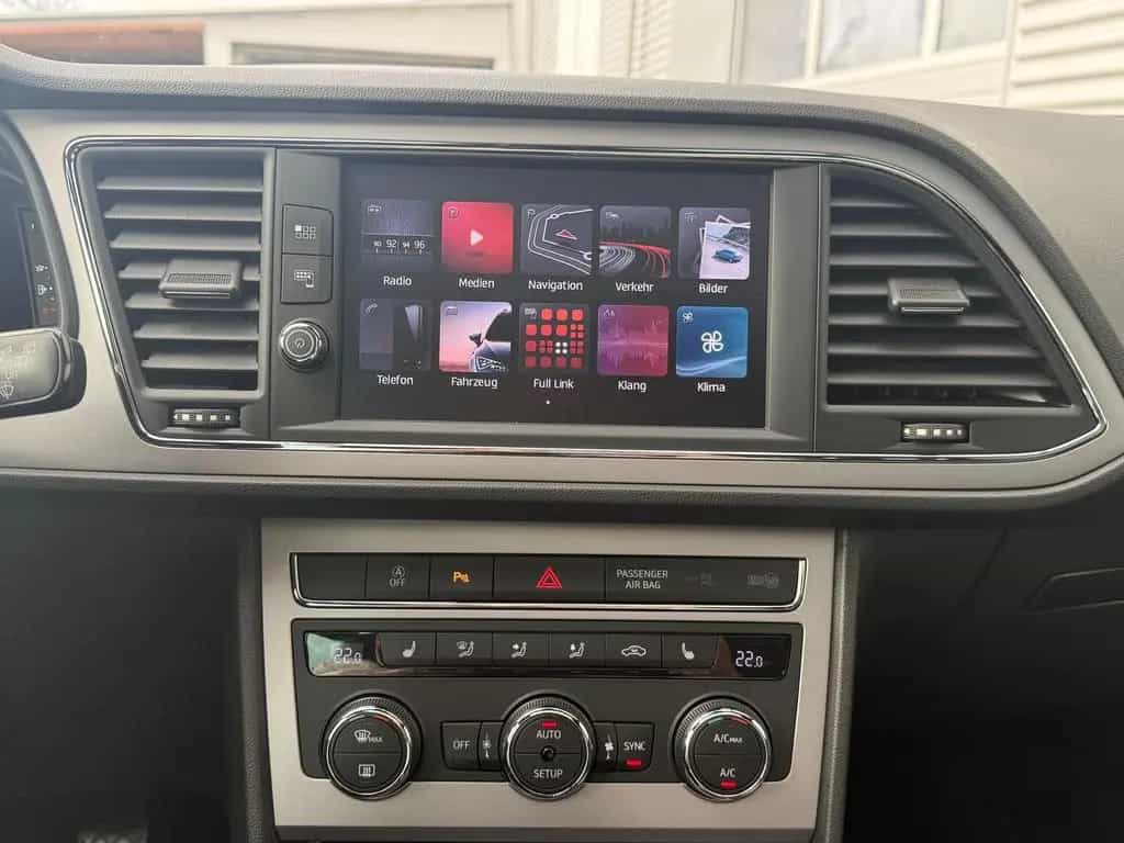 Seat Leon ST XCELLENCE 1.4 TSI LED/AHK/PANO/KAMERA 07/2018-photo-16
