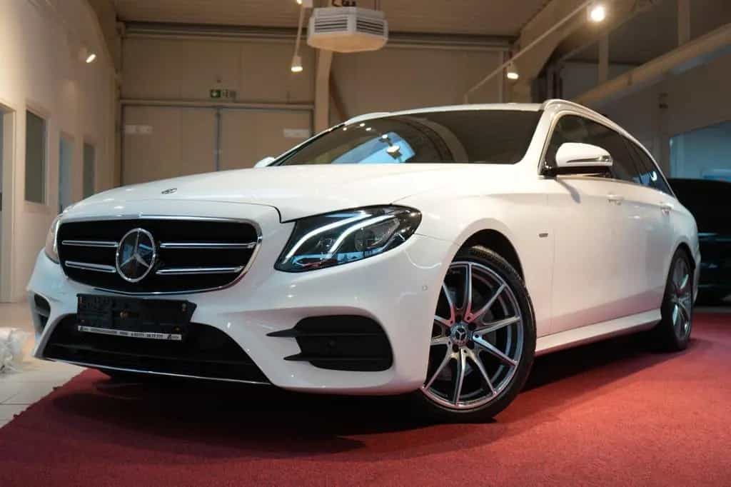 Mercedes-Benz E-Class 300 d T AMG *LED*Navi*Kamera*AHK* 08/2019-photo-2