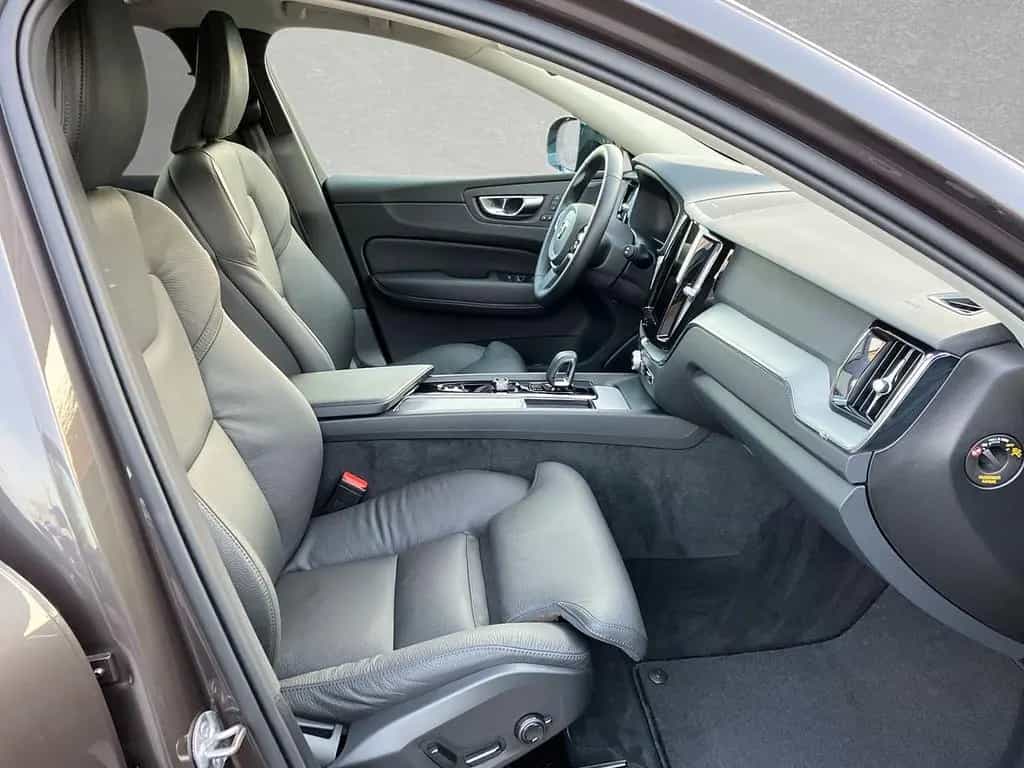 Volvo XC60 B5 AWD Plus Dark  ACC BLIS SD LED 02/2025-photo-3